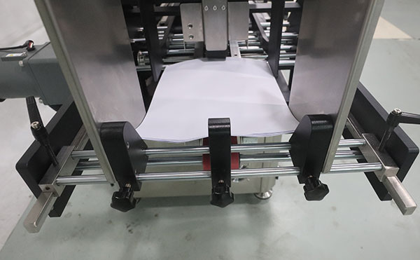 全自動(dòng)不干膠貼標(biāo)機(jī)廠(chǎng)家