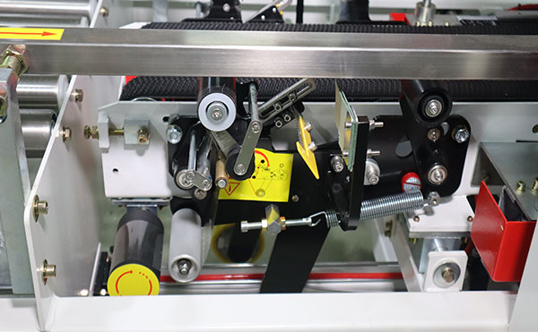 一字型全自動封箱機,封箱機,封箱包裝機生產(chǎn)廠家