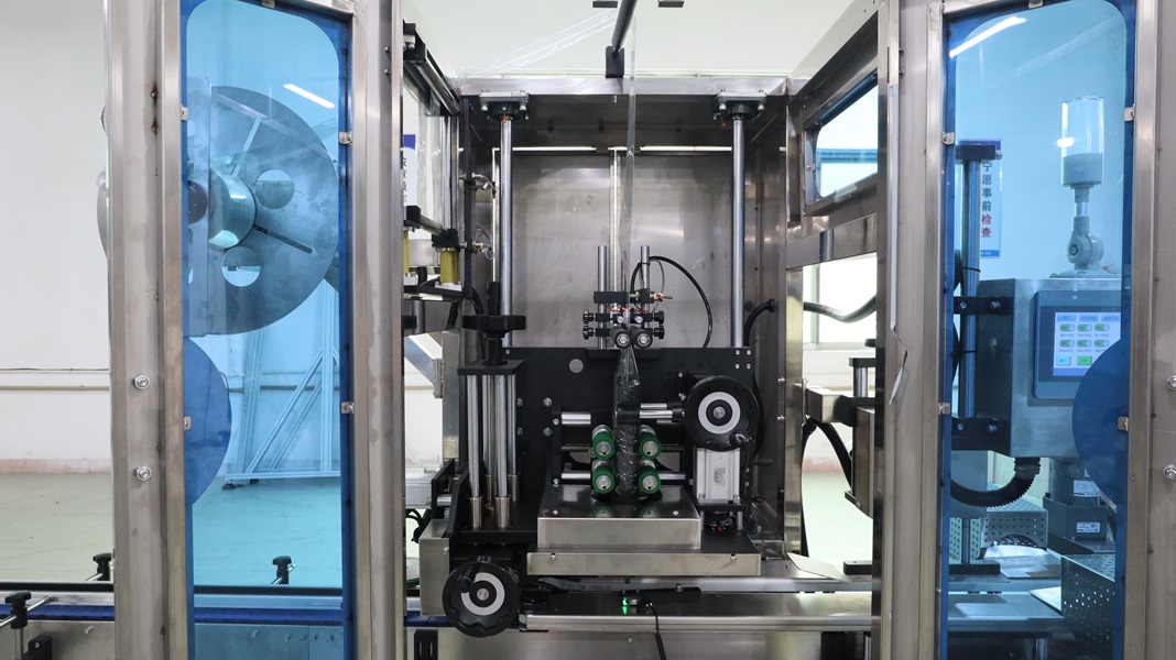 礦泉水瓶口套標(biāo)機,瓶口套標(biāo)機,全自動套標(biāo)機生產(chǎn)廠家,佼佼者自動化