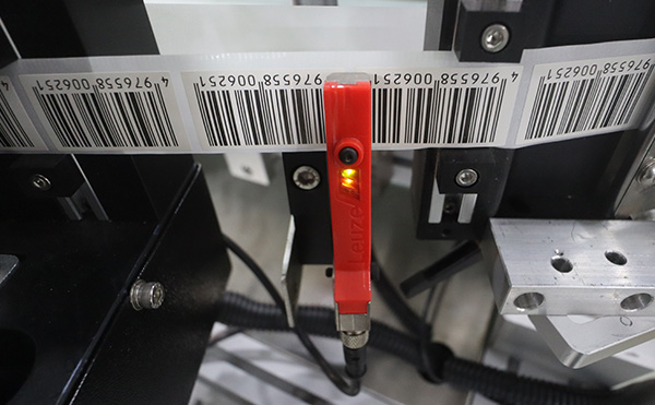 保護(hù)膜雙面貼標(biāo)機(jī),雙面貼標(biāo)機(jī),貼標(biāo)機(jī)生產(chǎn)廠家,佼佼者自動(dòng)化