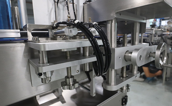 全自動(dòng)分頁(yè)平面貼標(biāo)機(jī),分頁(yè)平面貼標(biāo)機(jī),平面貼標(biāo)機(jī)廠(chǎng)家