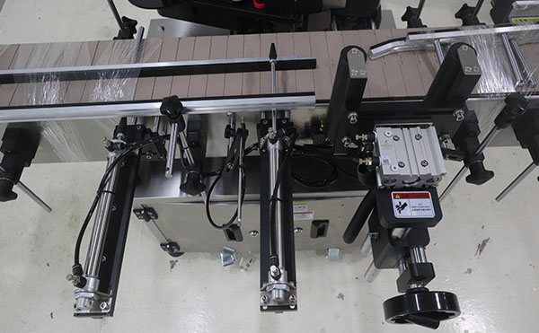 多標(biāo)頭卷膜貼標(biāo)機(jī),多標(biāo)頭貼標(biāo)機(jī),貼標(biāo)機(jī)廠家